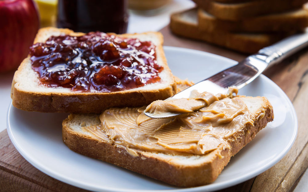 PeanutButterAndRaspberryJellySandwichOnWoodenBackgroundPerfect - welltica.dk - Vejen til et bedre liv