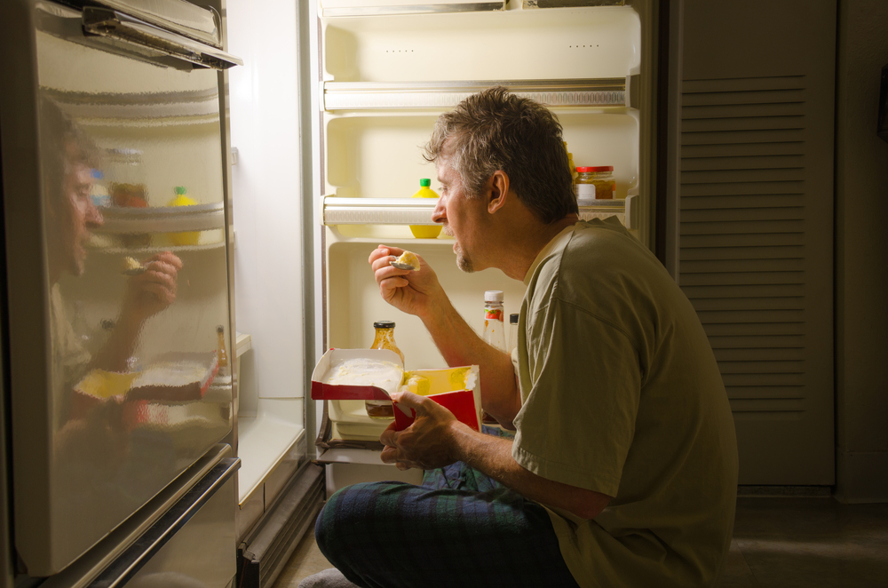 AManWhoHasNighttimeSleep-relatedEatingDisorderSleepEating - welltica.dk - Vejen til et bedre liv