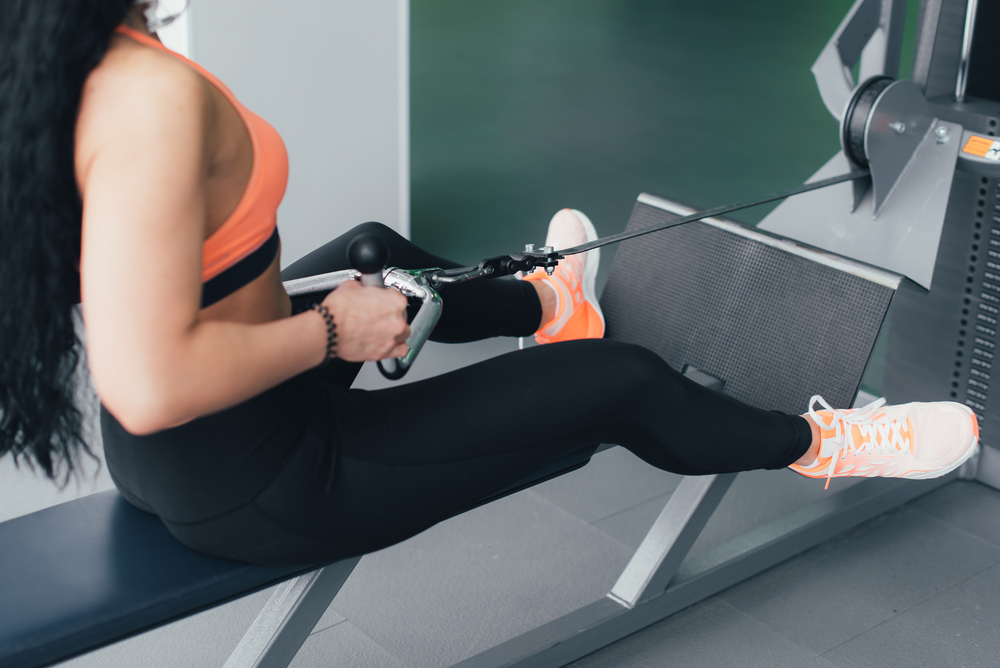 BeautifulGirlDoingFitnessInTheGym - welltica.dk - Vejen til et bedre liv