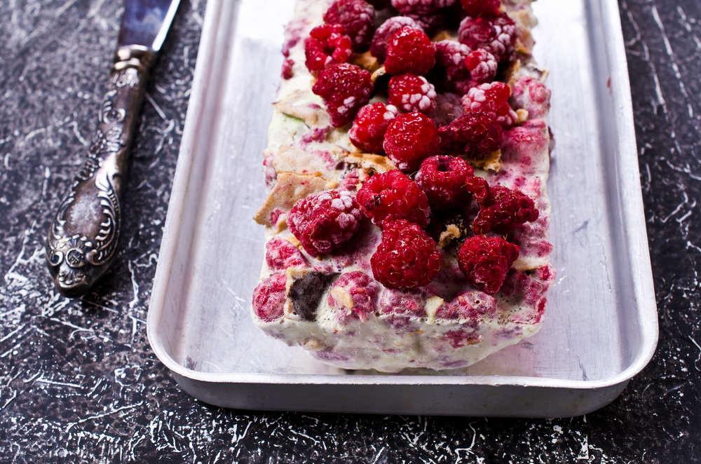IceCreamWithRaspberriesAndWafflesOnADarkBackground - welltica.dk - Vejen til et bedre liv