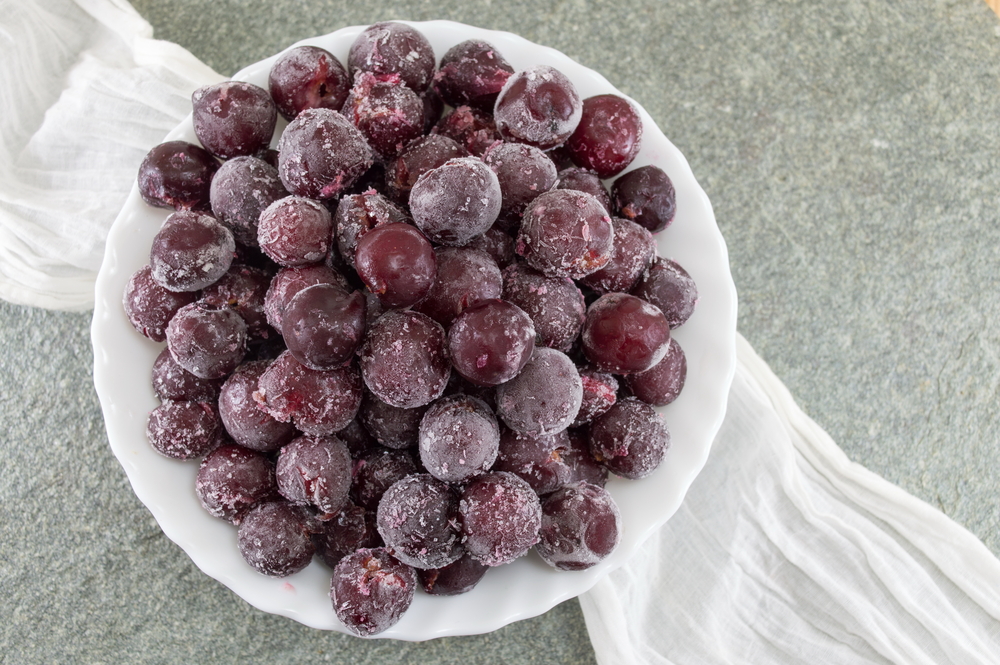 FrozenGrapesServedInAWhiteBowl - welltica.dk - Vejen til et bedre liv