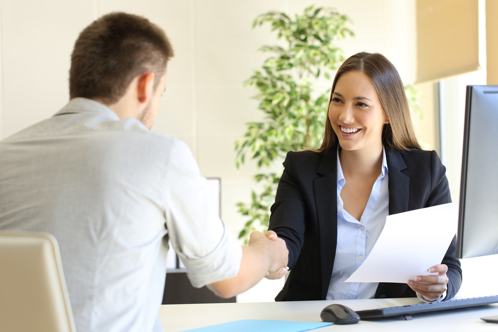 SuccessfulJobInterviewWithBossAndEmployeeHandshaking - welltica.dk - Vejen til et bedre liv