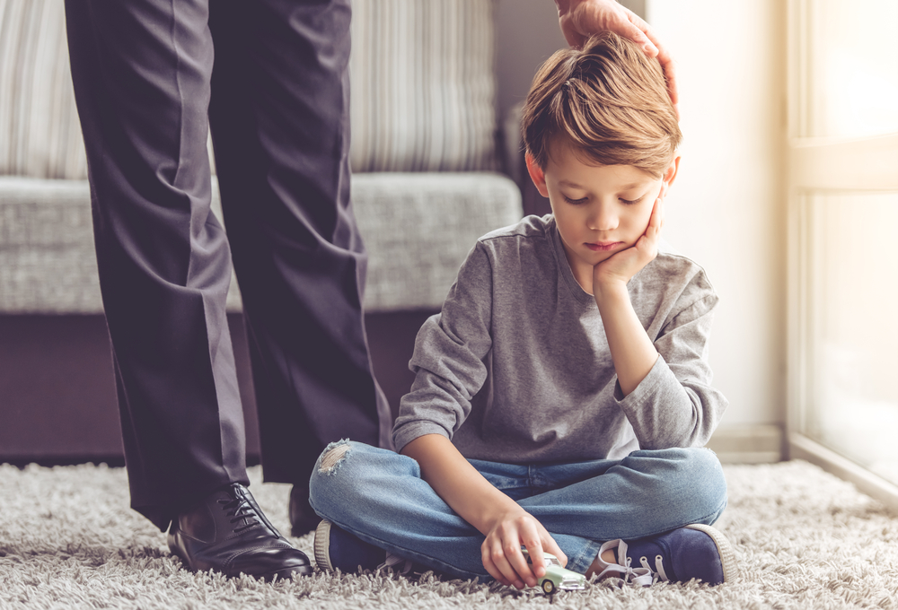 LittleBoyIsPlayingAToyCarAndLookingSadly - welltica.dk - Vejen til et bedre liv