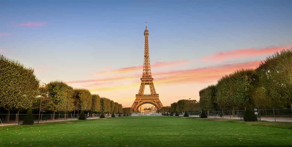 EiffelTowerOnChampsDeMarsInParisFrance - welltica.dk - Vejen til et bedre liv