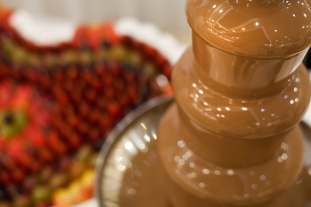 ChocolateFountainAndHeartFromFruitsAtWeddingReception - welltica.dk - Vejen til et bedre liv