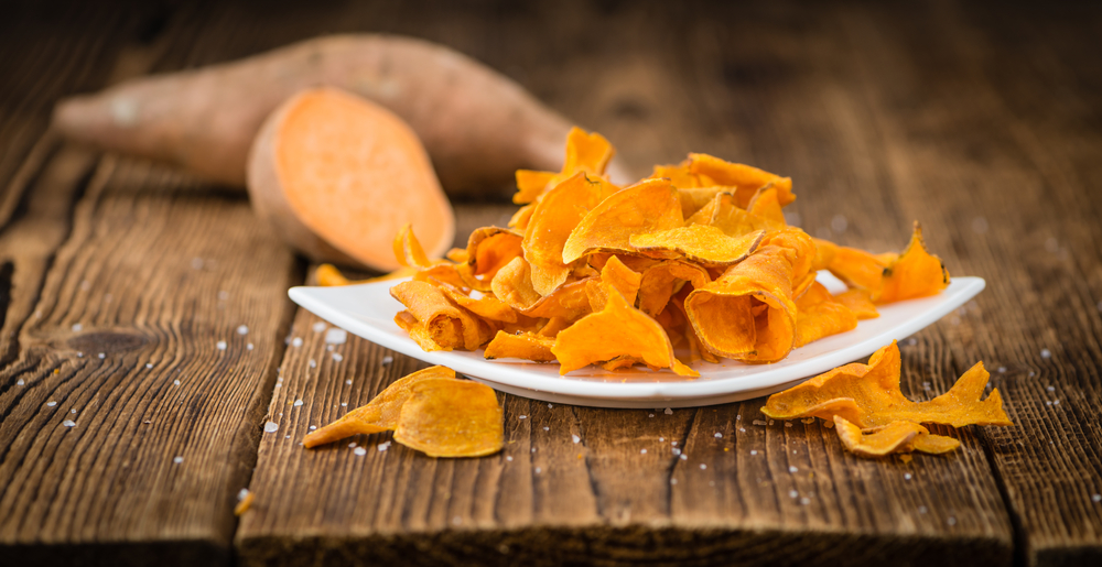 SweetPotatoChipsOnAVintageBackgroundAsDetailedClose-up - welltica.dk - Vejen til et bedre liv