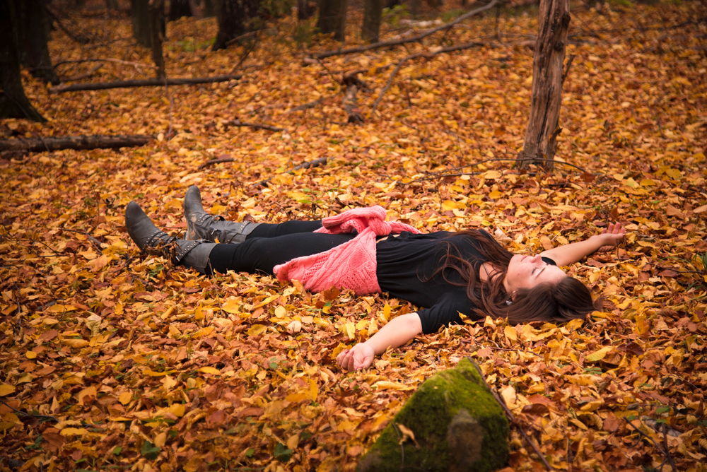 BeautifulGirlLyingOnHerBackAtTheFallenAutumn - welltica.dk - Vejen til et bedre liv