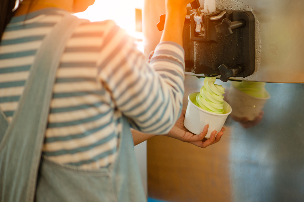 TheWomanMakeIceCreamFromTheMachine - welltica.dk - Vejen til et bedre liv