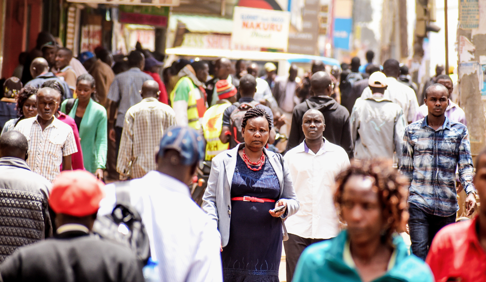 NairobiKenya-April282018PeopleWalkingAlongA - welltica.dk - Vejen til et bedre liv