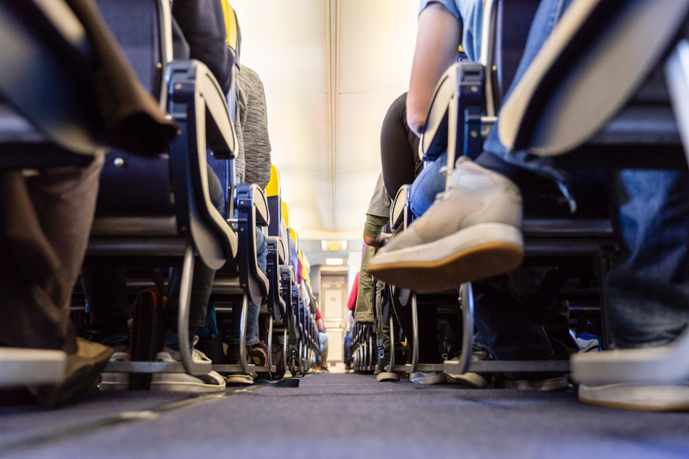 LowAgleViewOfPassenegersCommercialAirplaneAisleWithPassenegers - welltica.dk - Vejen til et bedre liv