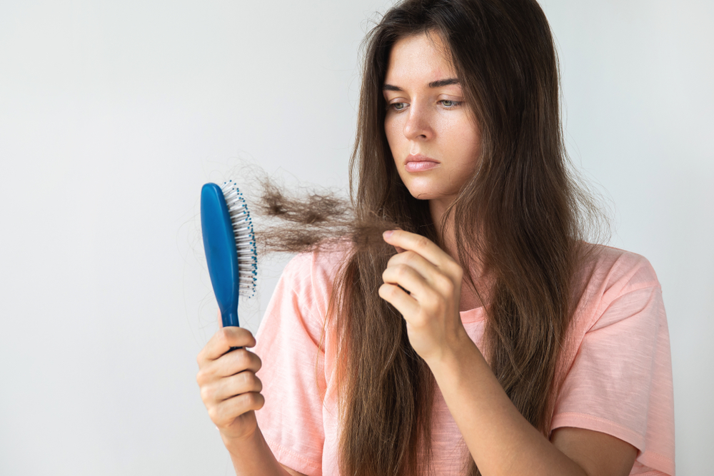 YoungWomanIsVeryUpsetBecauseOfHairLoss - welltica.dk - Vejen til et bedre liv