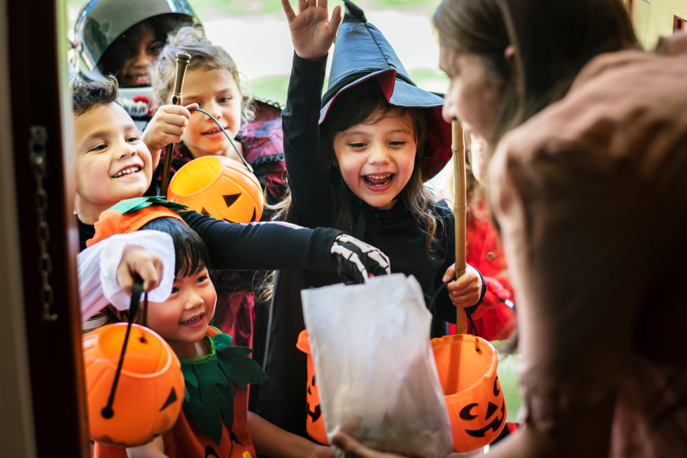 LittleChildrenTrickOrTreatingOnHalloween - welltica.dk - Vejen til et bedre liv