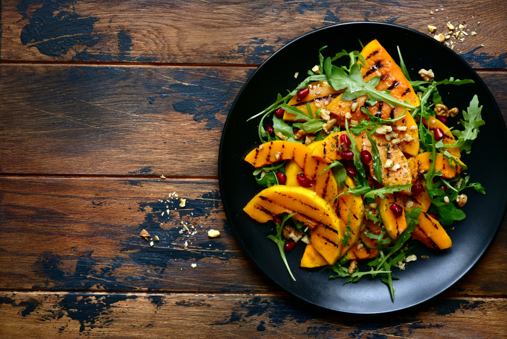 GrilledPumpkingWarmSaladWithArugulaWalnutsAndPomegranateSeeds - welltica.dk - Vejen til et bedre liv