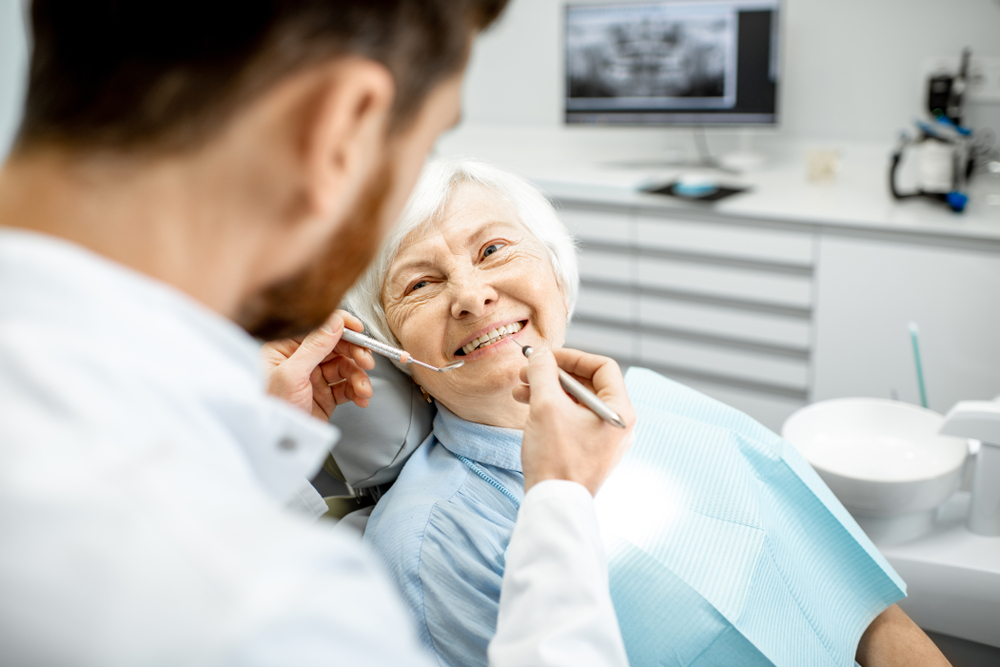 ElderlyWomanDuringTheMedicalExaminationWithMaleDentistIn - welltica.dk - Vejen til et bedre liv