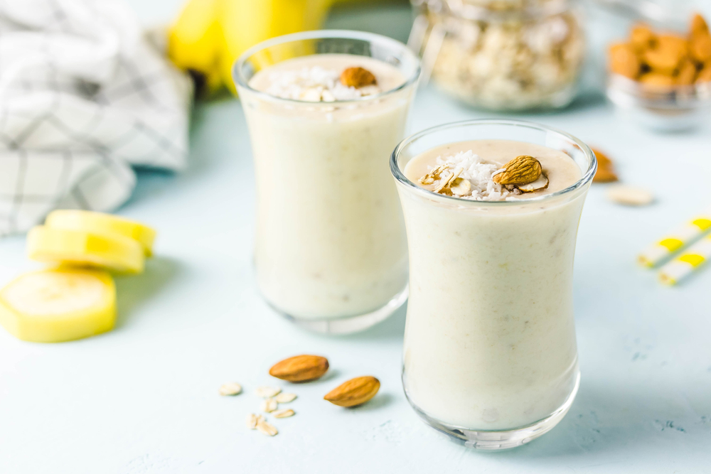 VanillaCinnamonAlmondSmoothieWithCoconutFlakesSelectiveFocusSpace - welltica.dk - Vejen til et bedre liv