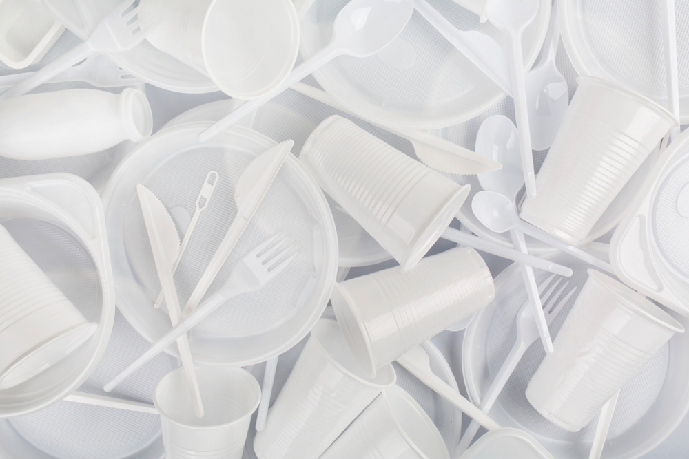 FoodPlasticOnGreyBackgroundConceptOfRecyclingPlasticAnd - welltica.dk - Vejen til et bedre liv