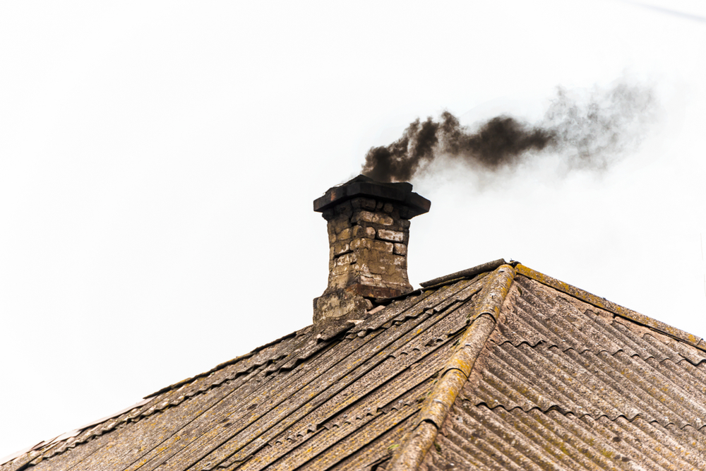 BlackSmokeFromTheChimneyOfAnApartmentBuildingDuring - welltica.dk - Vejen til et bedre liv