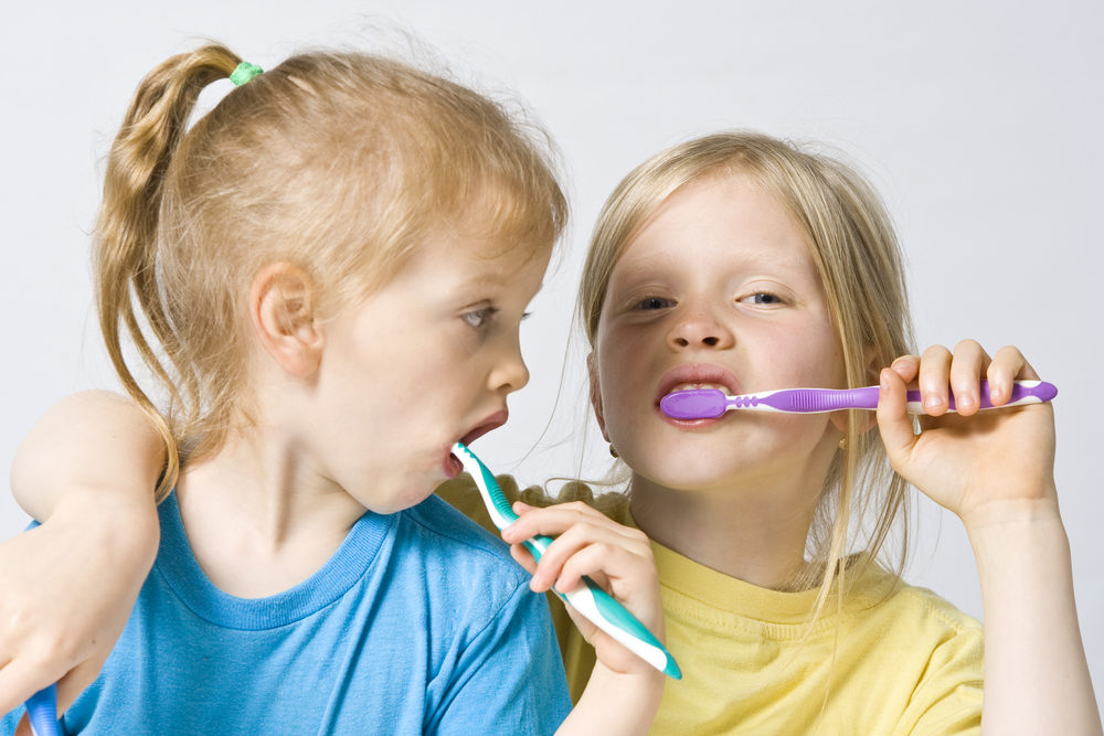 LittleGirlsWearingColorfulT-shirtBrushingTeeth - welltica.dk - Vejen til et bedre liv