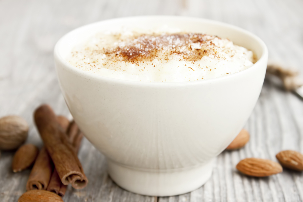 CreamyRicePuddingWithCinnamonPowdercinnamonSticksAndAlmonds - welltica.dk - Vejen til et bedre liv