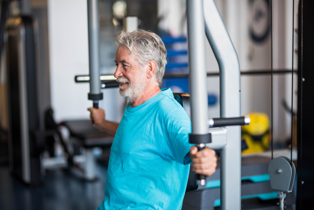 CloseUpOfMatureManAtTheGymDoingExercise - welltica.dk - Vejen til et bedre liv