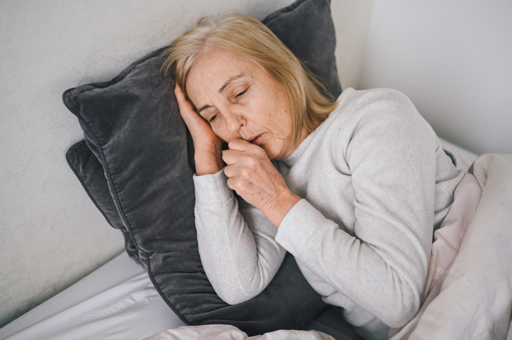 SeniorWomanCoughingInFistSickOfCoronavirusViralInfection - welltica.dk - Vejen til et bedre liv