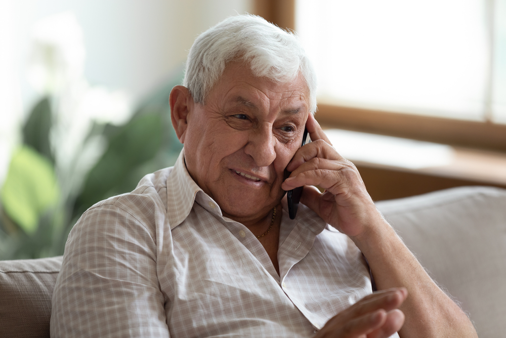 SmilingOlderManTalkingOnCellphoneCloseUpHappyGrandfather - welltica.dk - Vejen til et bedre liv