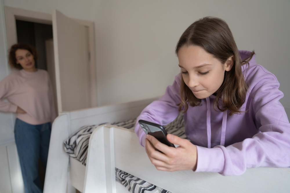 StrictMotherLecturingTeenageDaughterForLongSmartphoneUseChild - welltica.dk - Vejen til et bedre liv