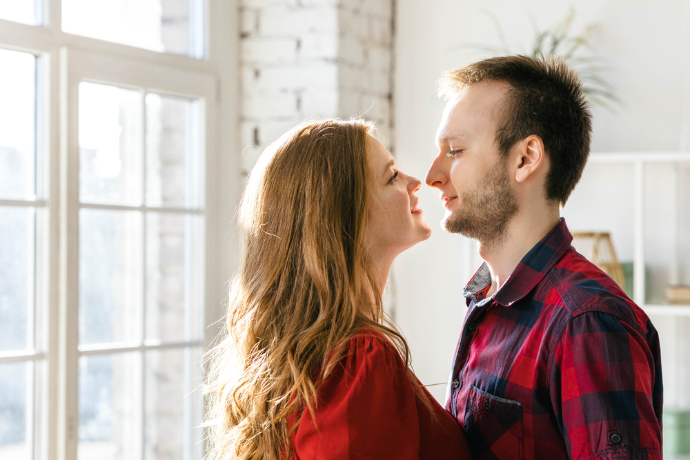 AYoungCoupleHugsTenderlyAndSensuallyOnADate - welltica.dk - Vejen til et bedre liv