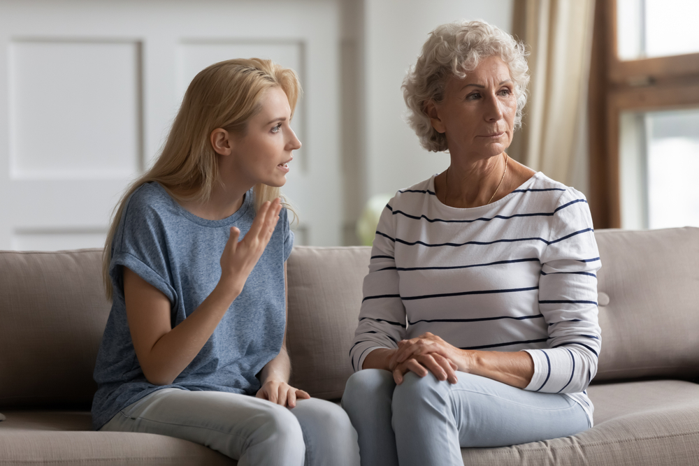 CouldYouJustHearMeTwoGenerationsFamilyElderlyMother - welltica.dk - Vejen til et bedre liv