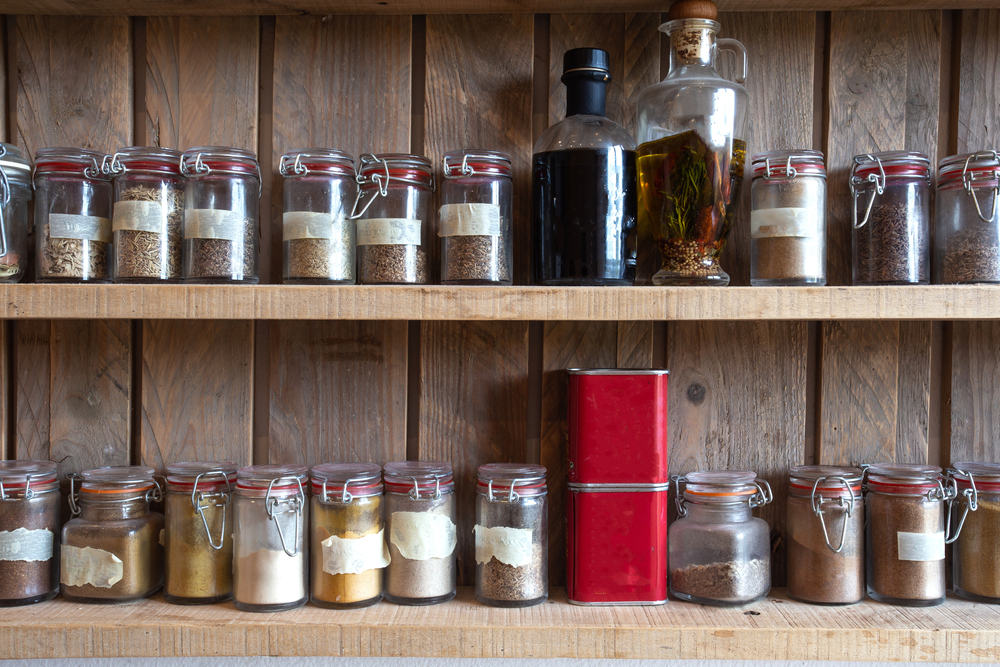 BottlesWithSpicesAndSeasoningsInWoodenRackVariousDifferent - welltica.dk - Vejen til et bedre liv