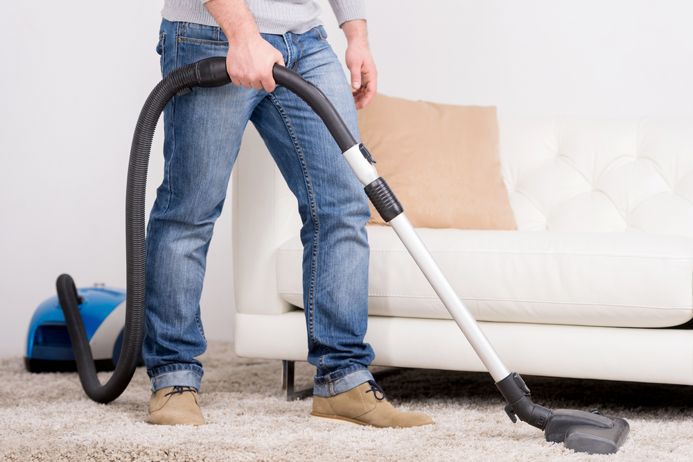 VacuumCleanerAManDoesHouseWorkWithAVacuum - welltica.dk - Vejen til et bedre liv