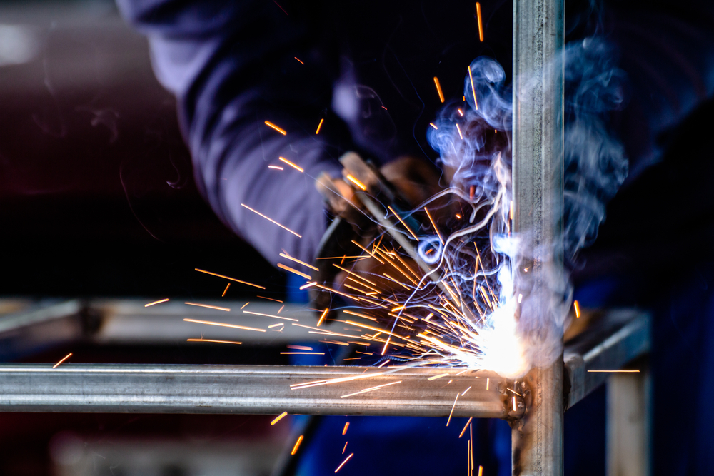 WelderAndWeldingSparksConstructionAndMetalWorkIndustrialConcept - welltica.dk - Vejen til et bedre liv
