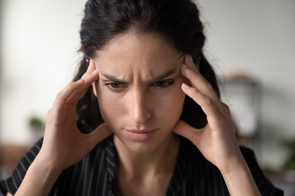 StressedFocusedWomanThinkingHardTryingToRememberImportantEvent - welltica.dk - Vejen til et bedre liv