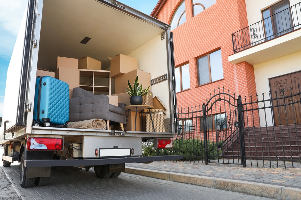 VanFullOfMovingBoxesAndFurnitureNearHouse - welltica.dk - Vejen til et bedre liv