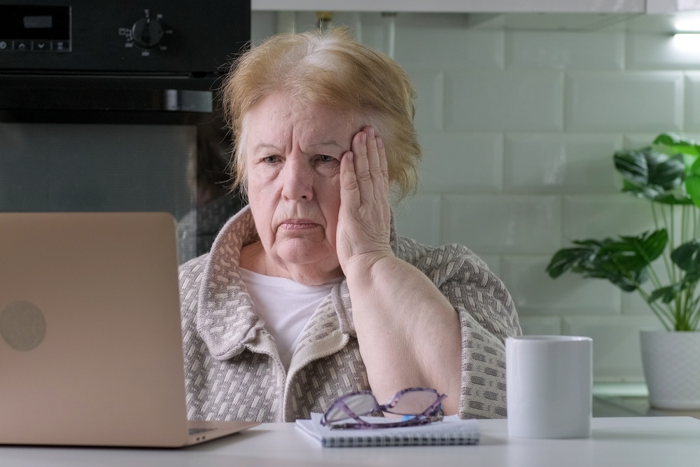 WorriedCaucasianSeniorWomanAtHomeLookingAtLaptopSeeing - welltica.dk - Vejen til et bedre liv