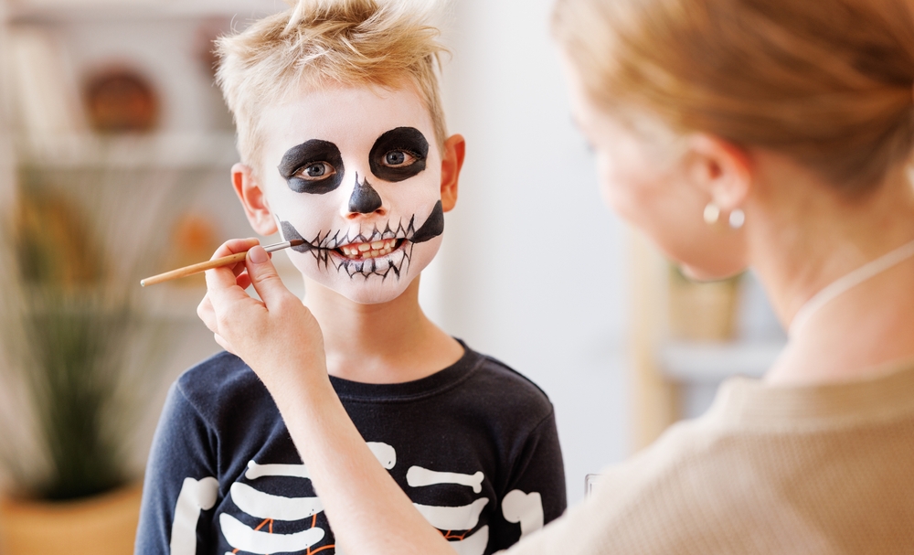 FestiveMakeupForHalloweenWomanDoingSkeletonMake-upForA - welltica.dk - Vejen til et bedre liv