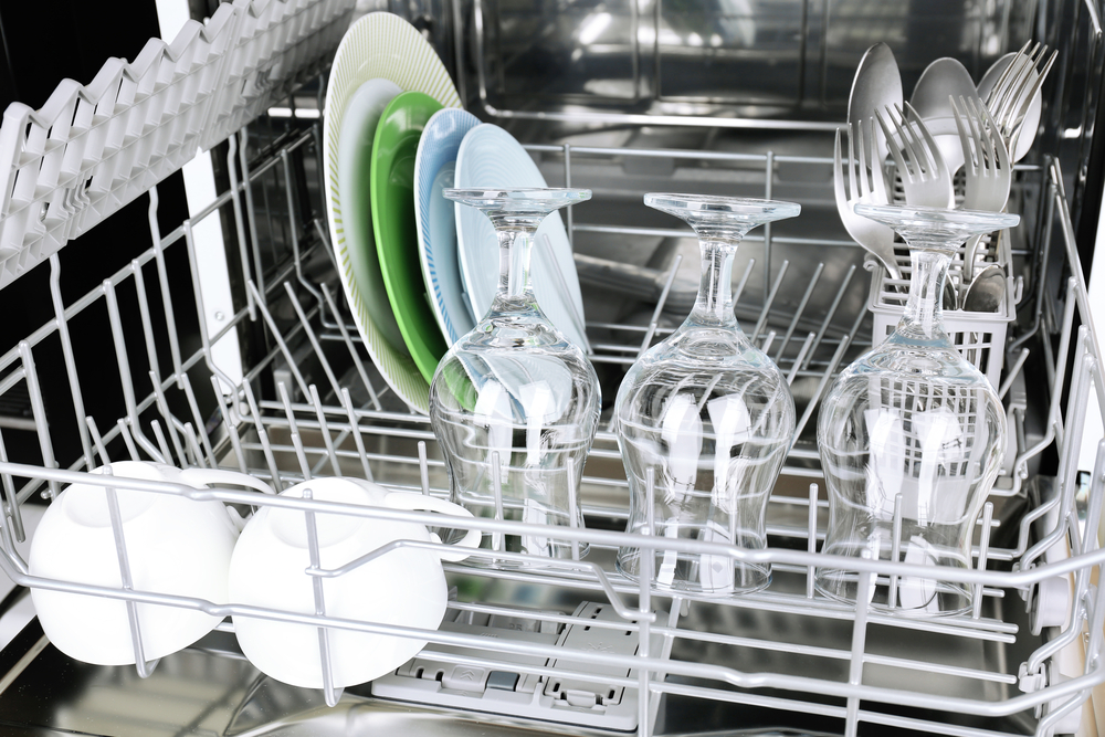 OpenDishwasherWithCleanUtensilsInIt - welltica.dk - Vejen til et bedre liv