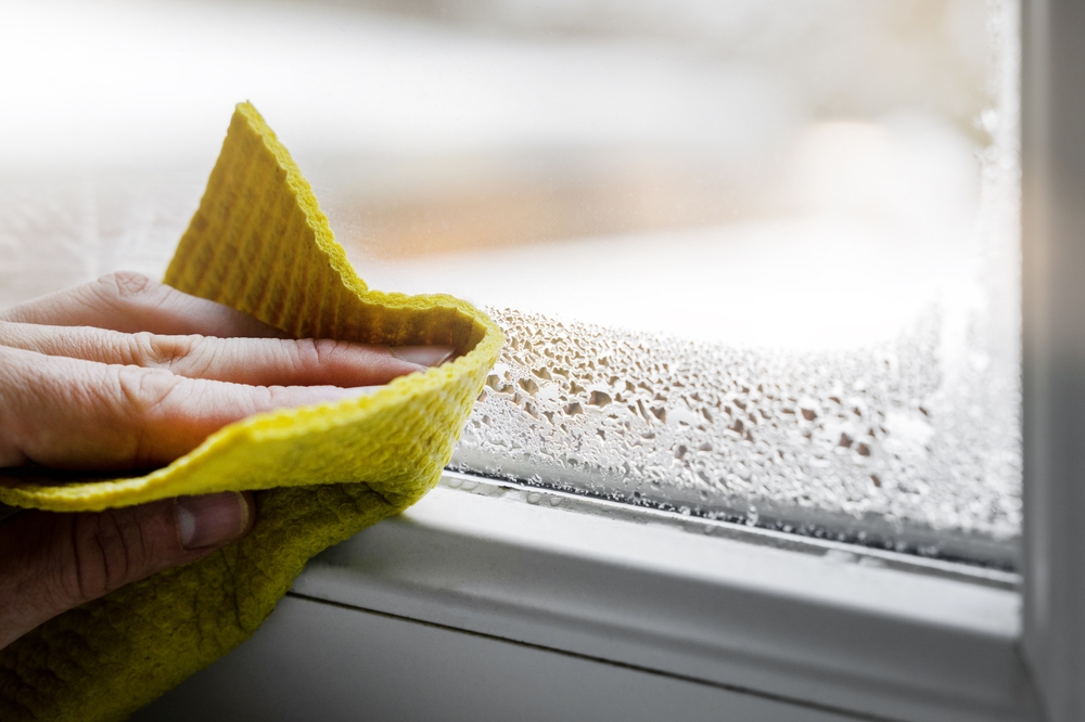 HighHumidityInTheHouseHandWipesOffWaterCondensation - welltica.dk - Vejen til et bedre liv