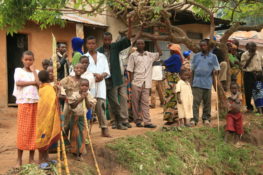 2ndNovember2008RefugeesCrossFromDrCongoIntoUganda - welltica.dk - Vejen til et bedre liv