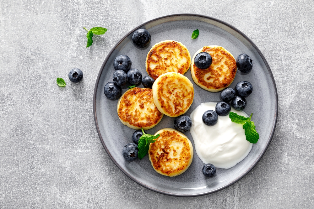 CottageCheeseFrittersWithFreshBlueberryAndYogurtForBreakfast - welltica.dk - Vejen til et bedre liv