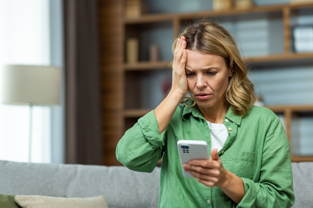 LonelyMatureWomanAloneCloseUpHoldingPhoneUpsetAnd - welltica.dk - Vejen til et bedre liv