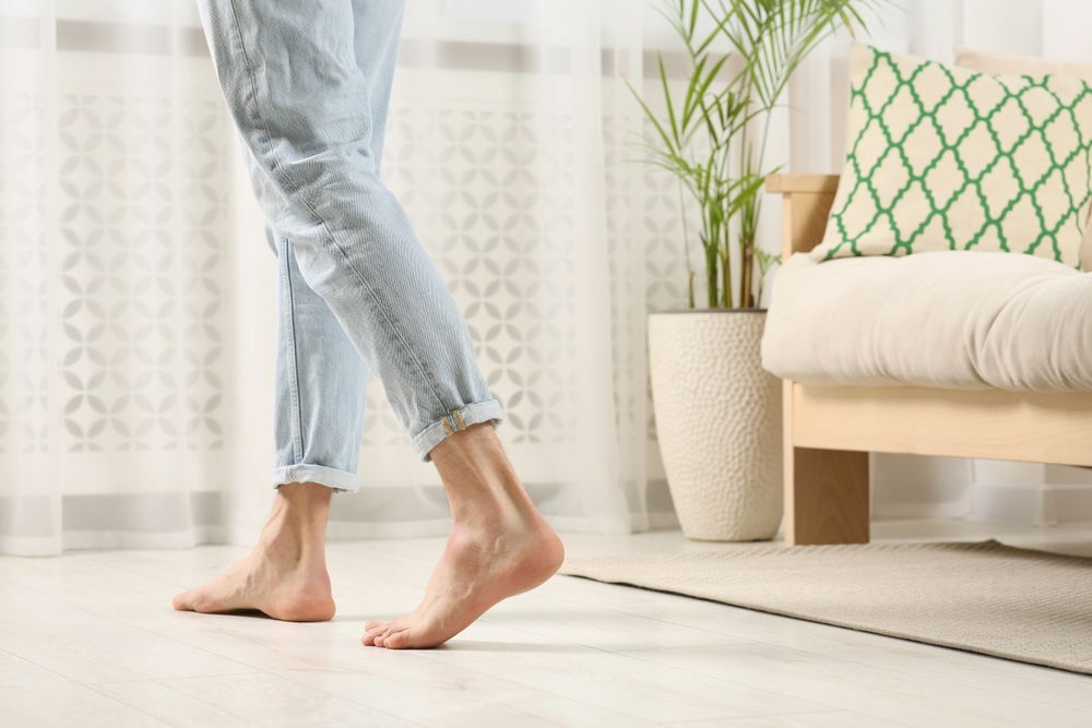 BarefootWomanWalkingOnWhiteParquetAtHomeCloseupHeated - welltica.dk - Vejen til et bedre liv