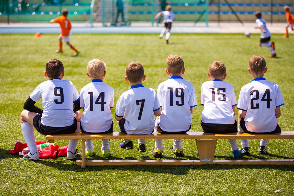 FootballSoccerMatchForChildrenKidsWaitingOnABench - welltica.dk - Vejen til et bedre liv