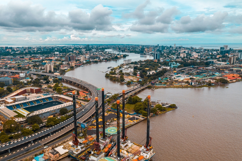 AnAerialViewOfLagosCityWatersideRoadsAndBuildings - welltica.dk - Vejen til et bedre liv