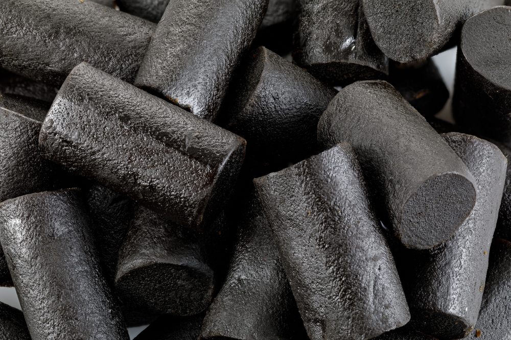 DarkSweetAndSaltLicoriceCandiesBlackLicoriceChunksIsolated - welltica.dk - Vejen til et bedre liv