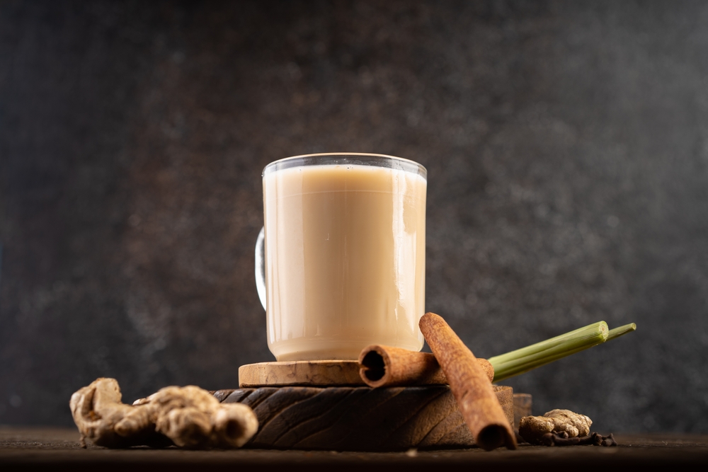 HotMilkGingerOrWedangSusuJaheWithBrownSugar - welltica.dk - Vejen til et bedre liv