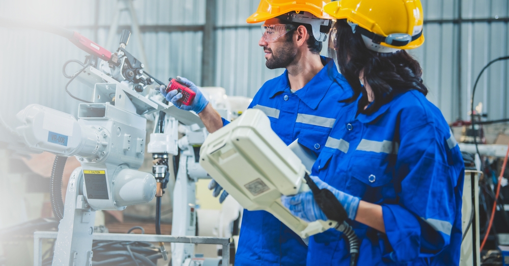 EngineersTeamMechanicUsingComputerControllerRoboticArmForWelding - welltica.dk - Vejen til et bedre liv