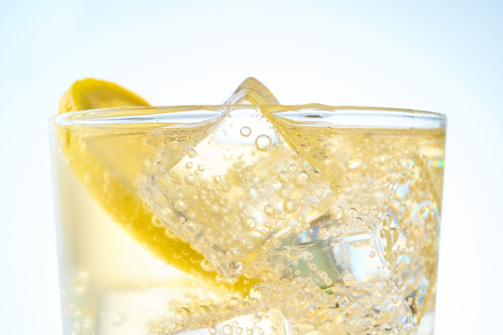 Close-upOfWhiskeyAndSodaWithLemon - welltica.dk - Vejen til et bedre liv