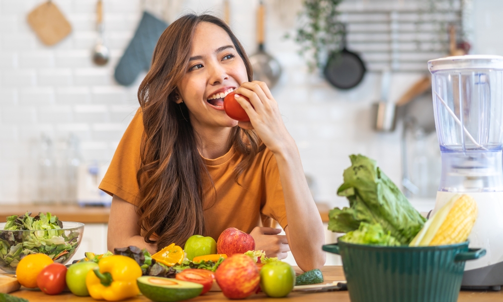 PortraitOfBeautyHealthAsianWomanHavingFunHoldTomato - welltica.dk - Vejen til et bedre liv