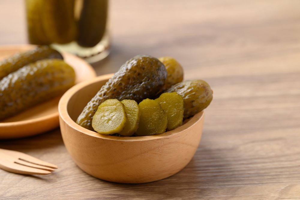 PickledCucumberOrGherkinPicklesOnWoodenBowlFoodIngredient - welltica.dk - Vejen til et bedre liv